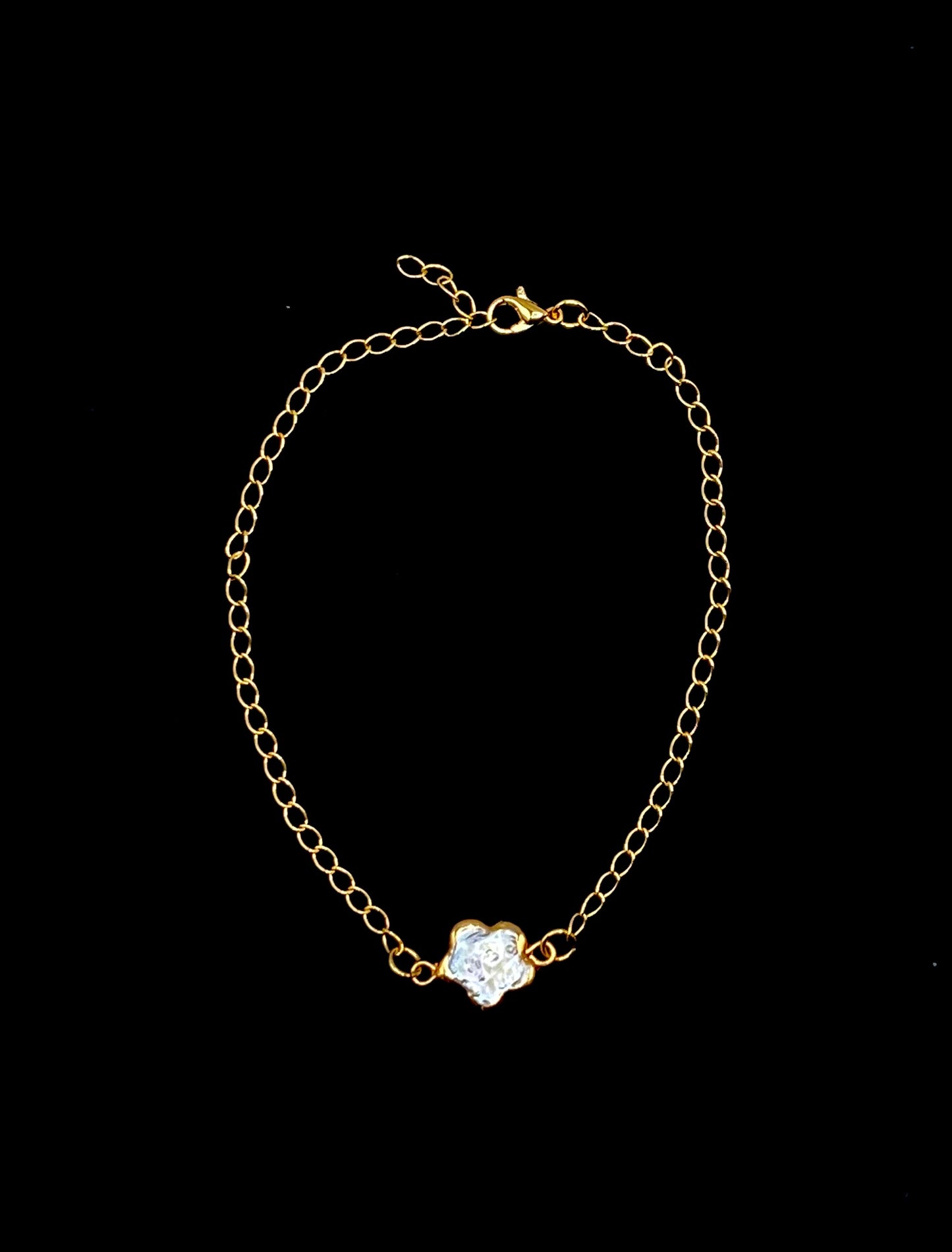 Adjustable gold plated ankle bracelet with flower nacre charm