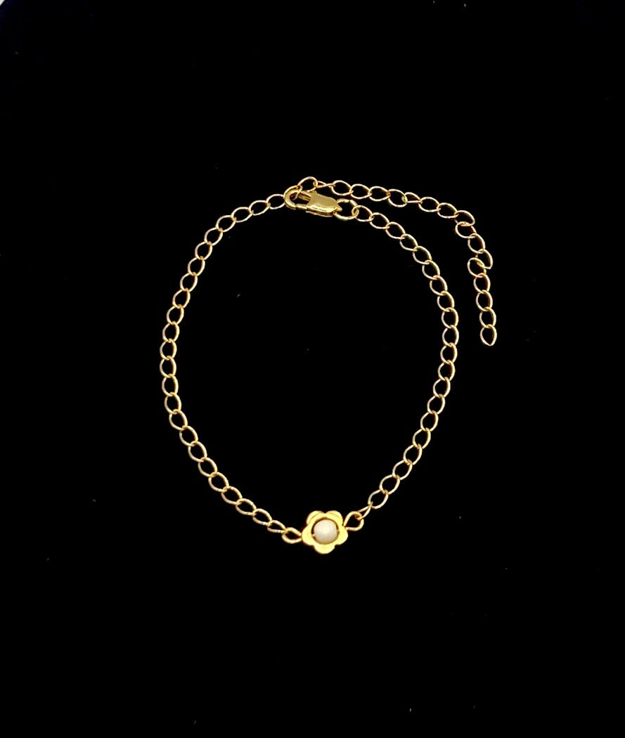 Adjustable gold plated ankle bracelet with flower charm