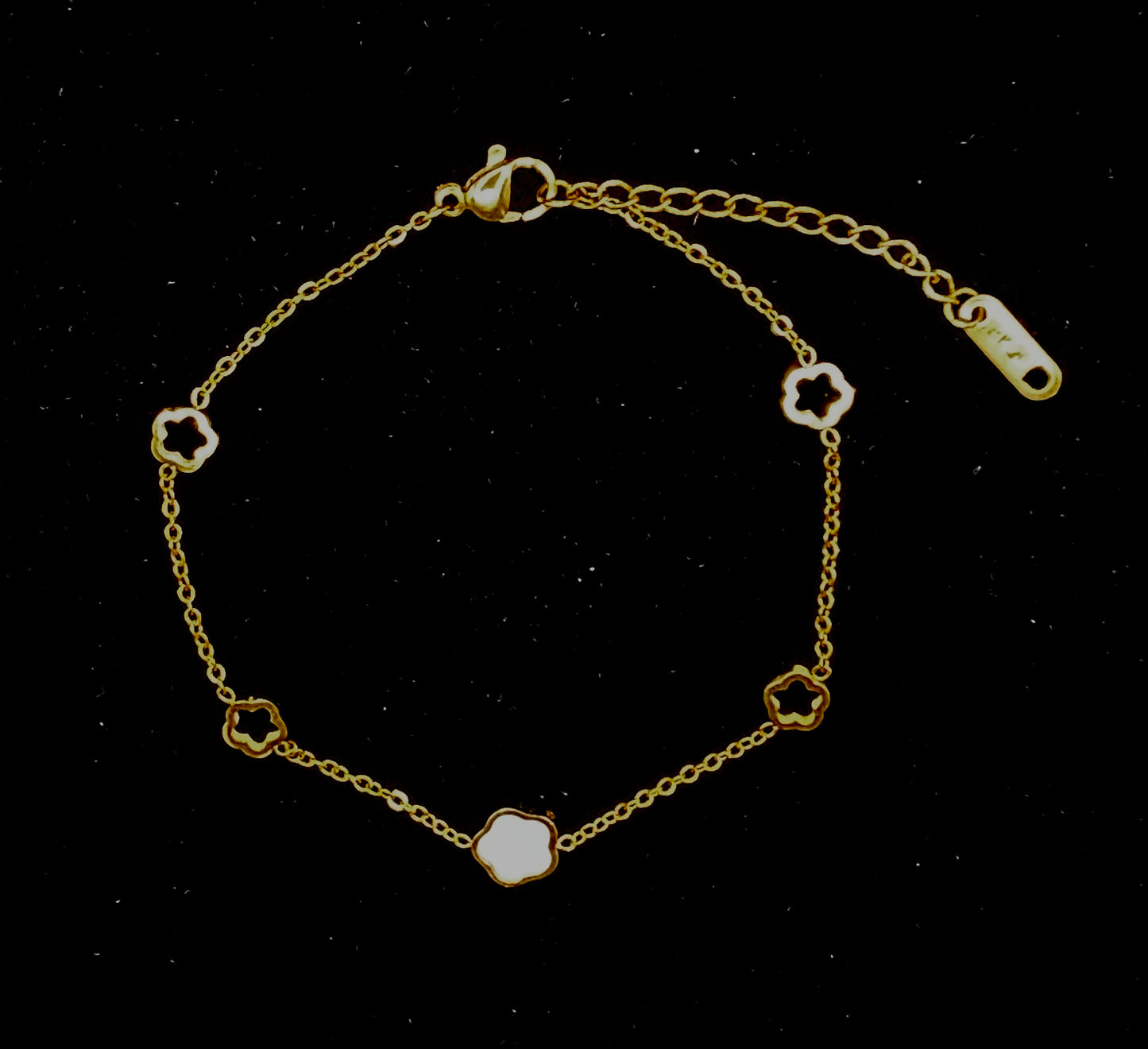 Adjustable golden stainless steel bracelet with 1 white nacre clover and 4 small clover charms