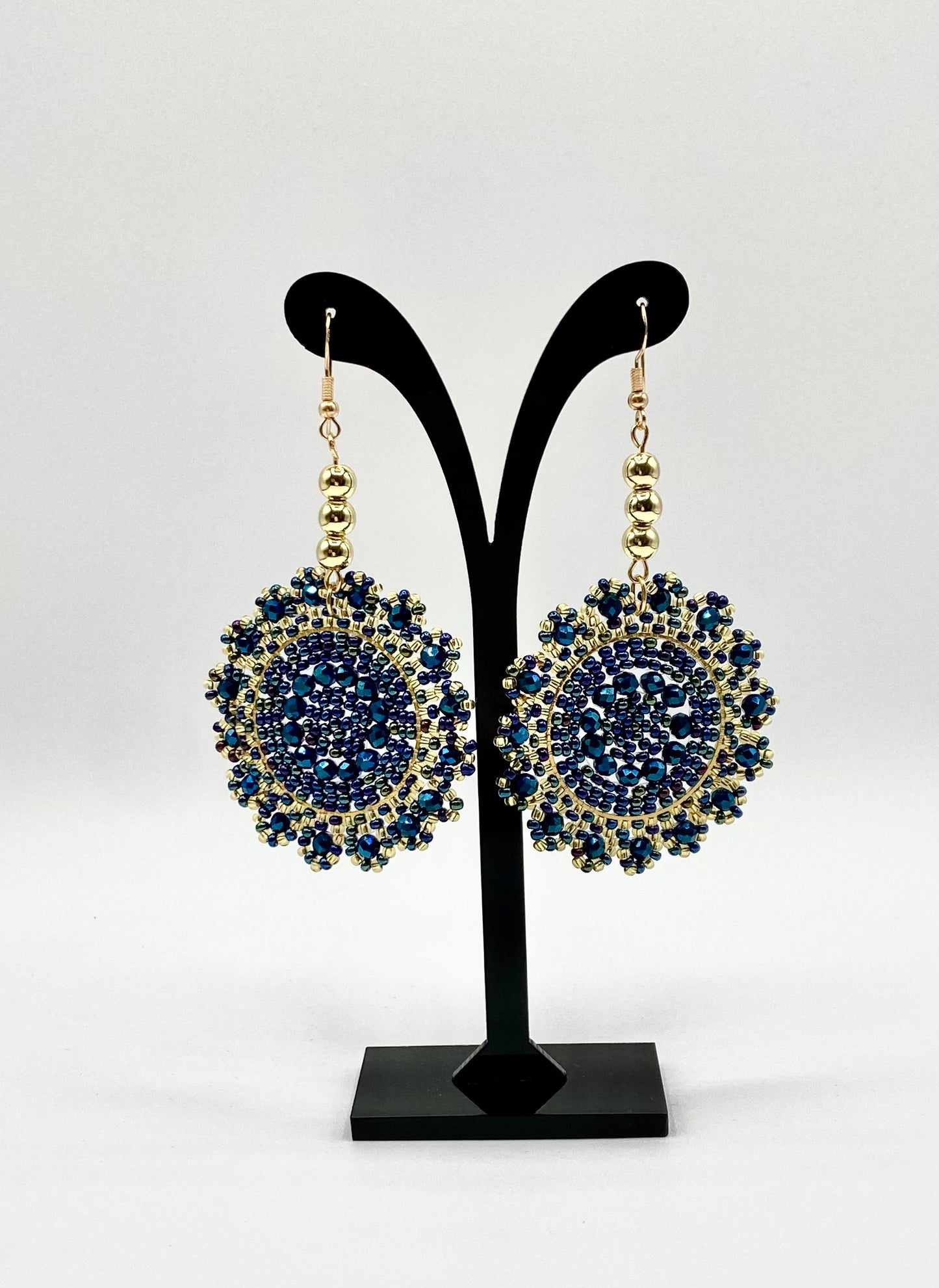 Round earrings with 3 gold plated beads