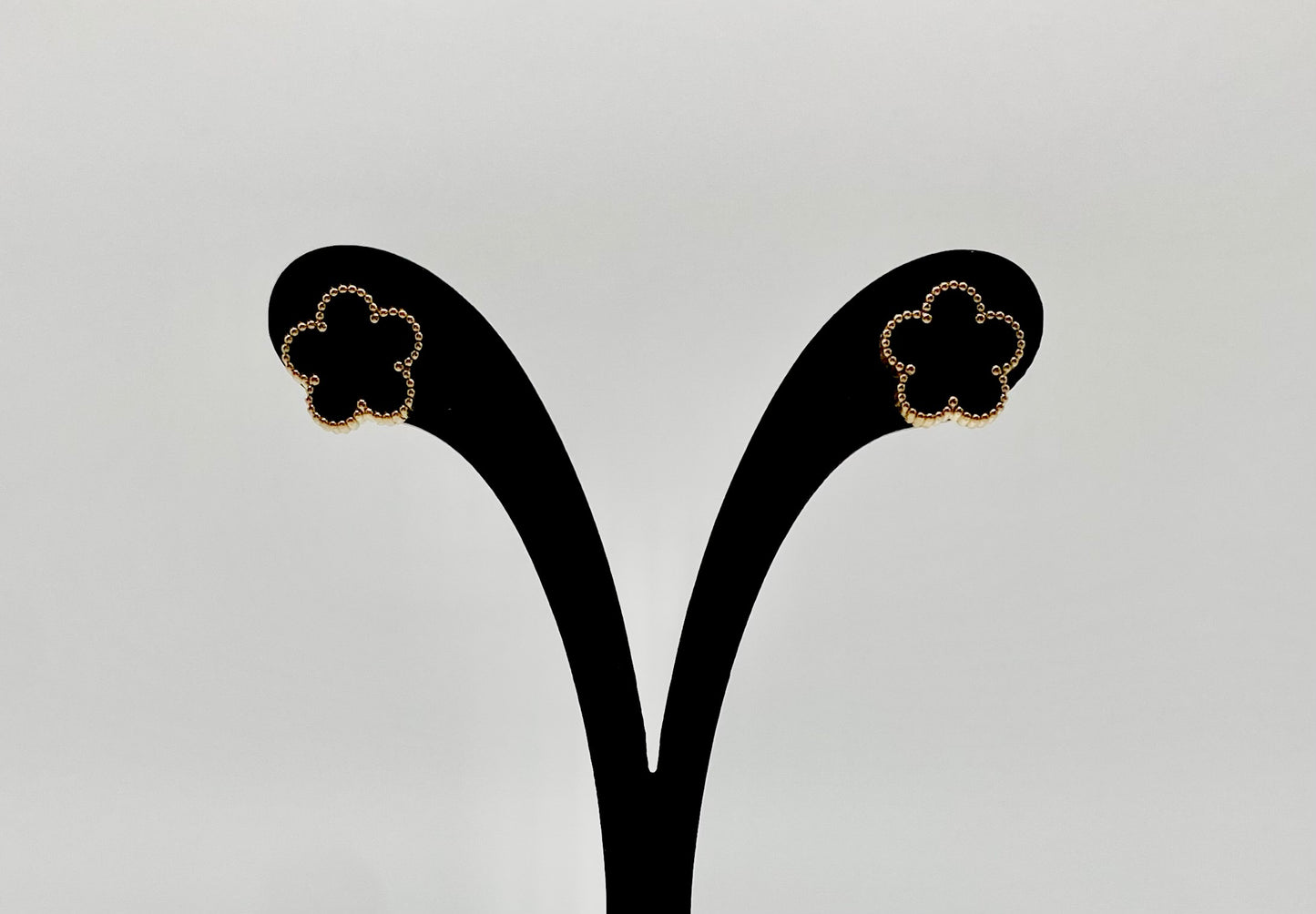 Golden stainless steel earrings with 8 mm black clover charm.