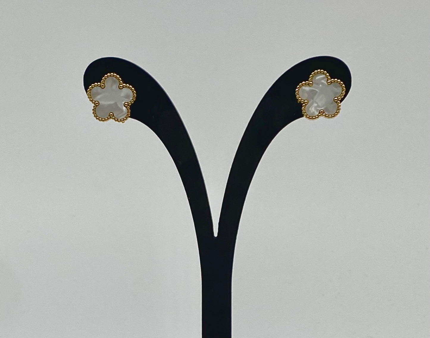 Golden stainless steel earrings with 8 mm white clover charm