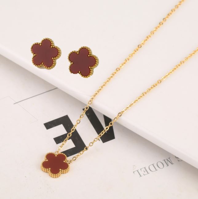 Golden stainless steel earrings with 8 mm burgundy enamel clover shape