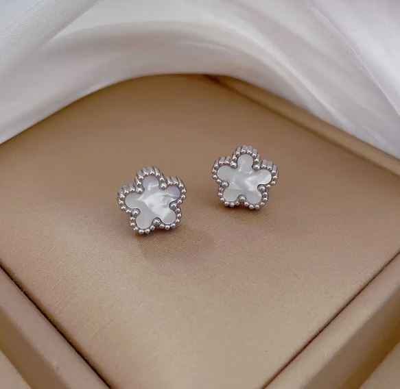 Titanium steel white nacre clover studs earrings