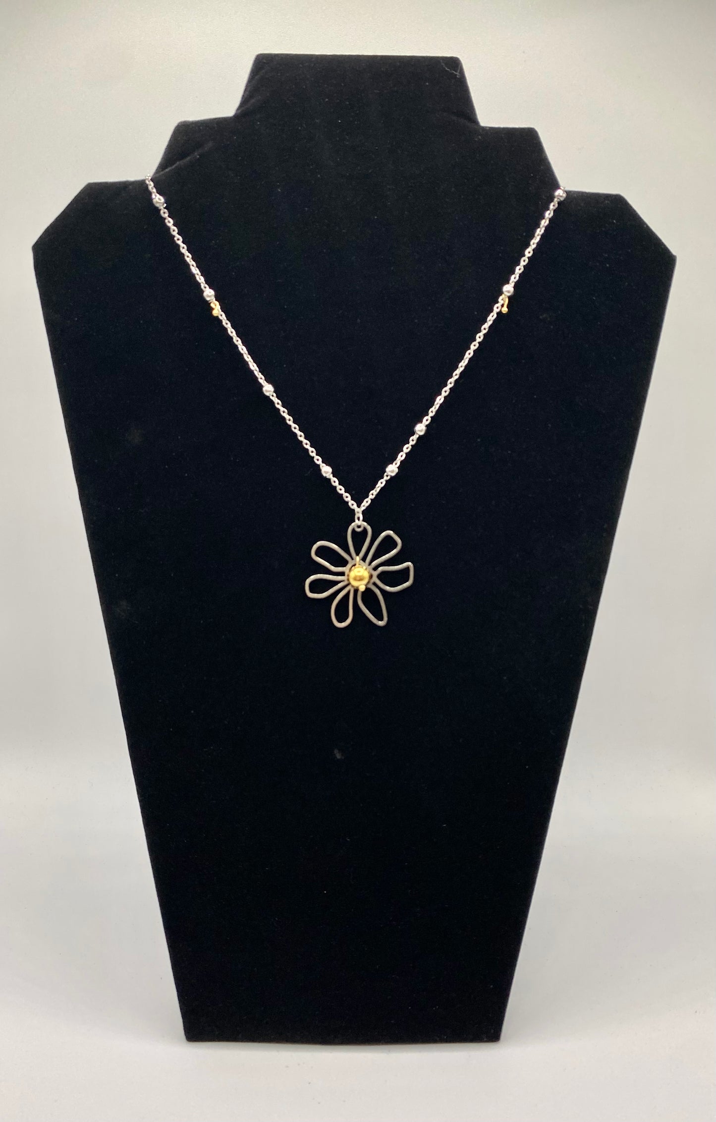 Adjustable stainless steel necklace with daisy flower charm and bead