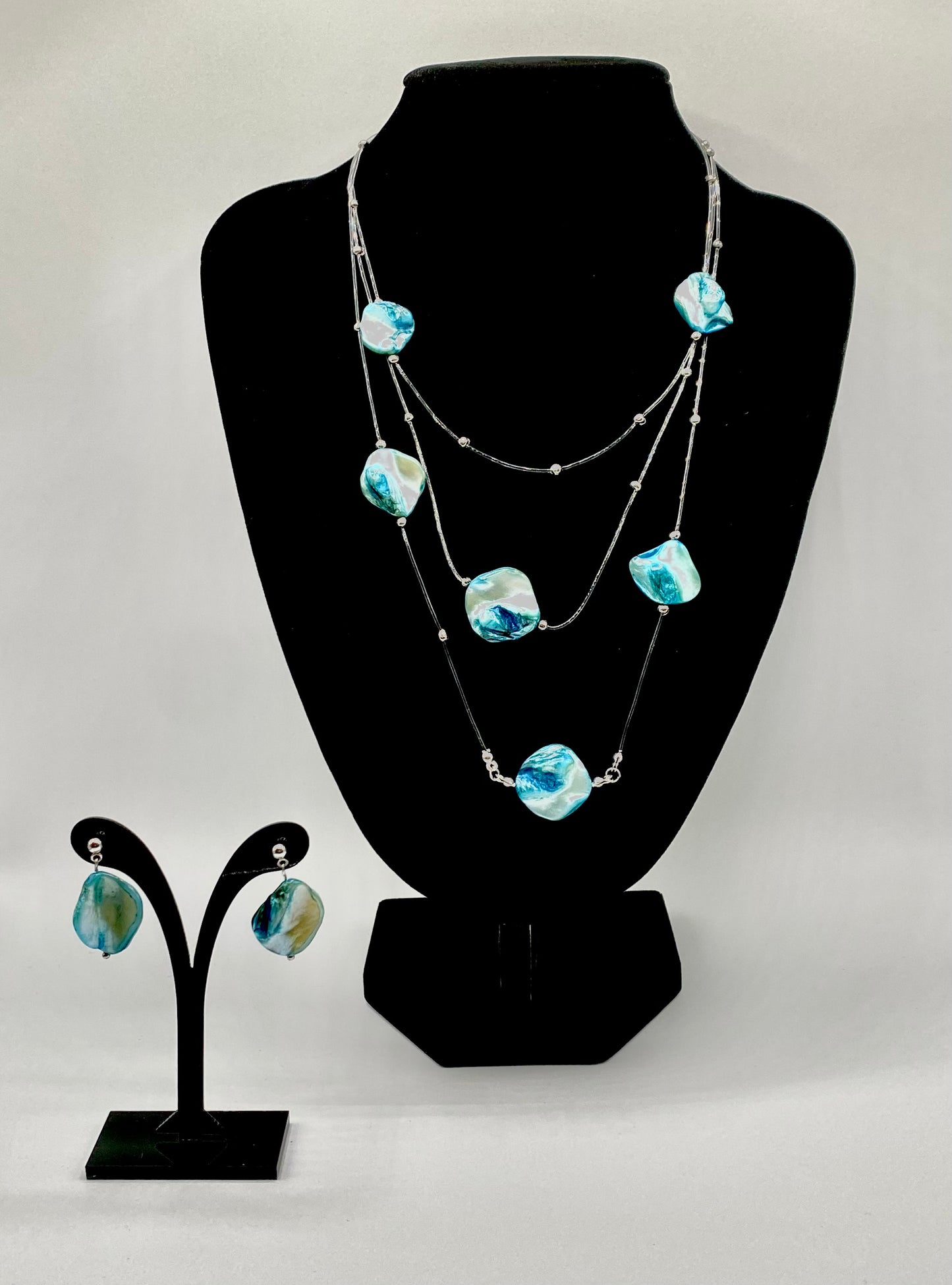 Three layers nylon necklace with blue shells.