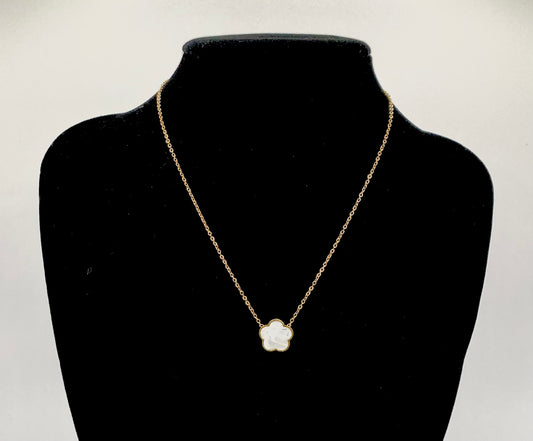 Adjustable golden stainless steel necklace with 10 mm white clover charm