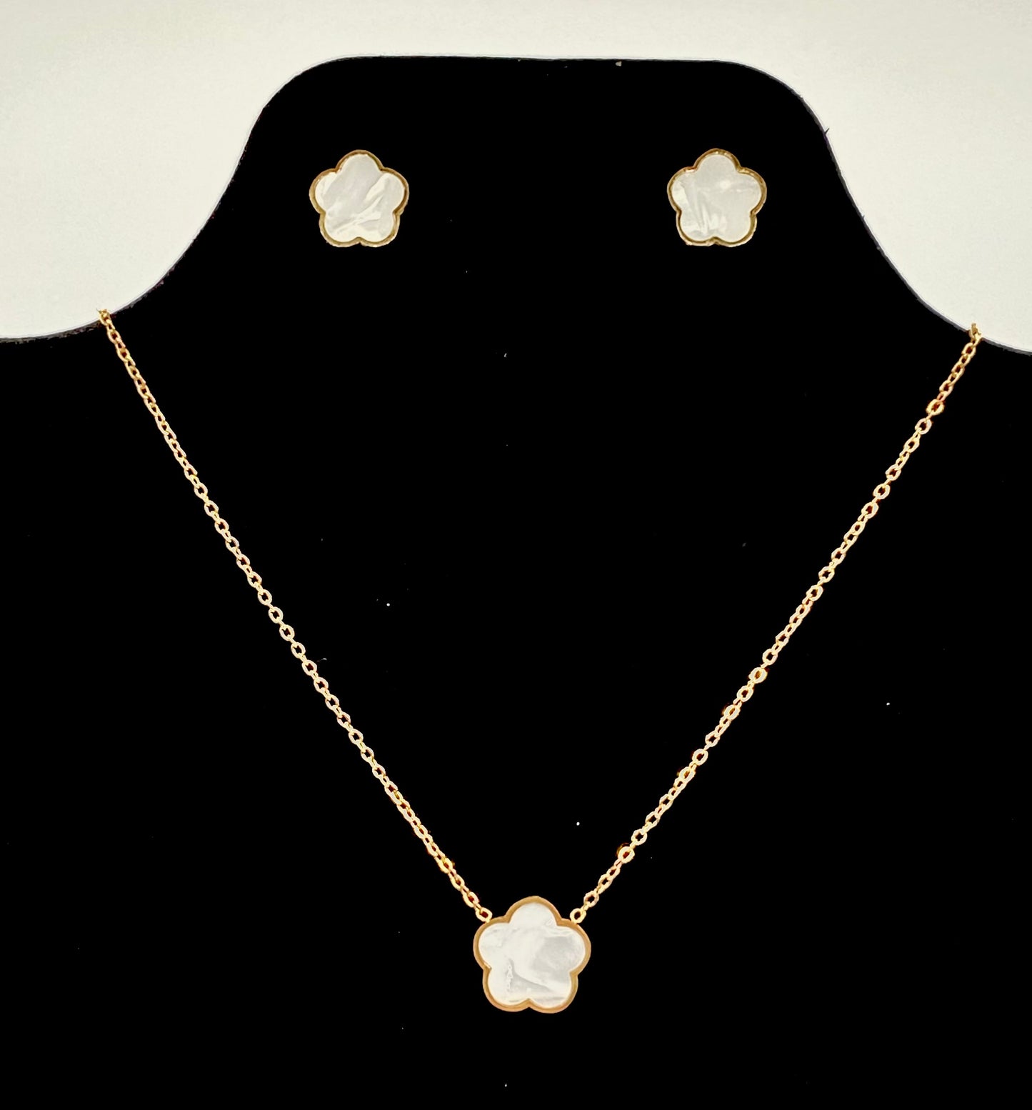 Adjustable golden stainless steel necklace with 10 mm white clover charm