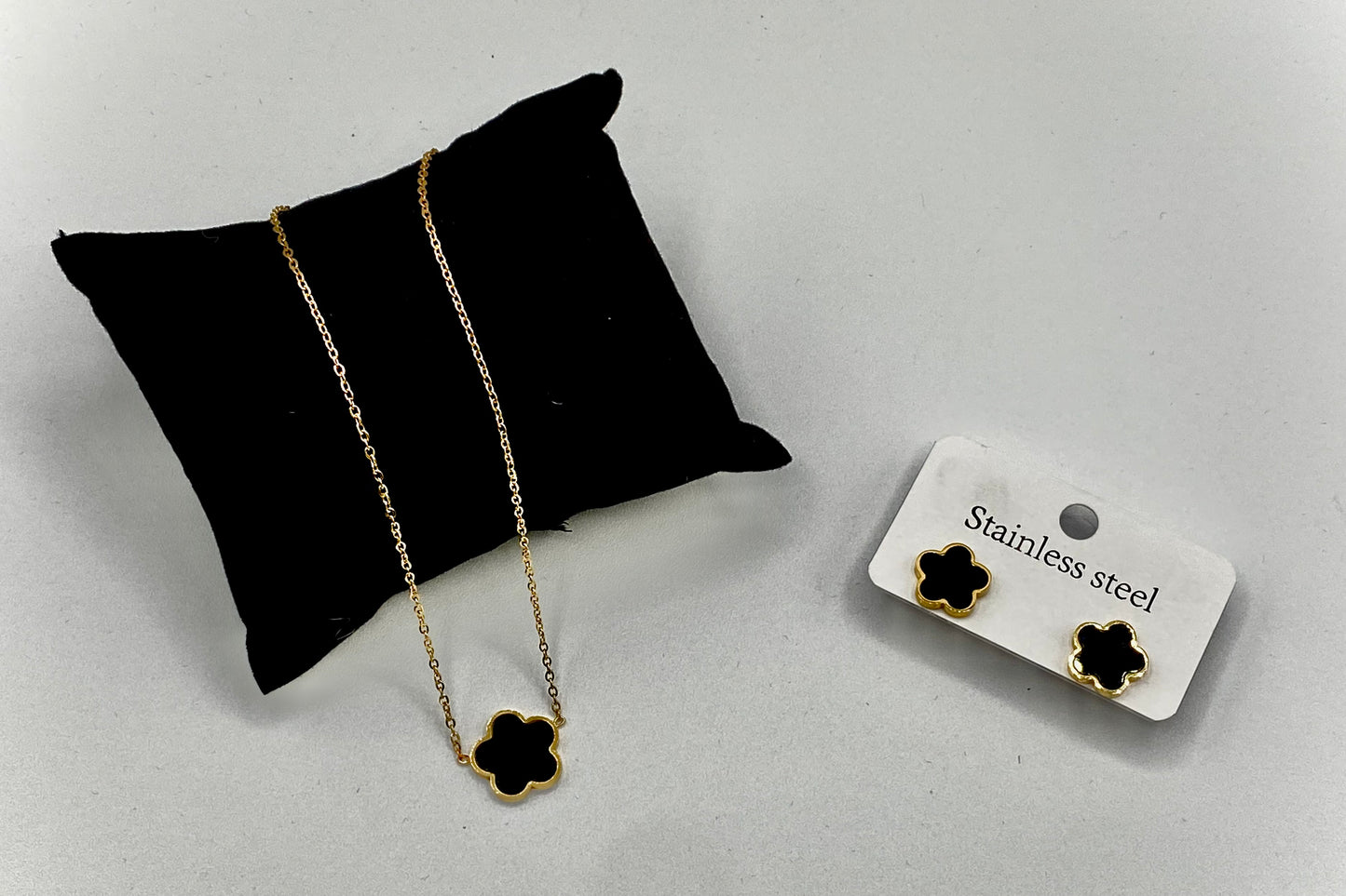 Adjustable golden stainless steel necklace with 10 mm black clover charm