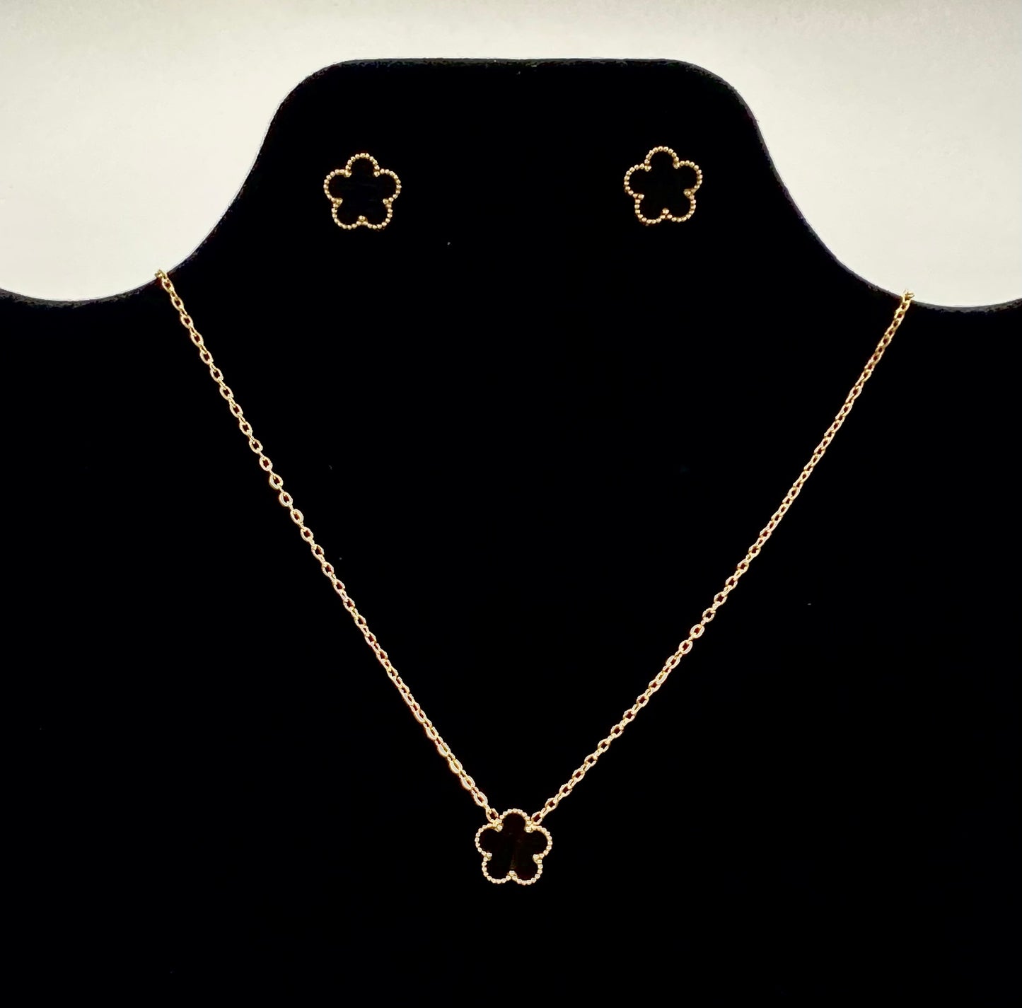 Adjustable golden stainless steel necklace with 8 mm black clover charm