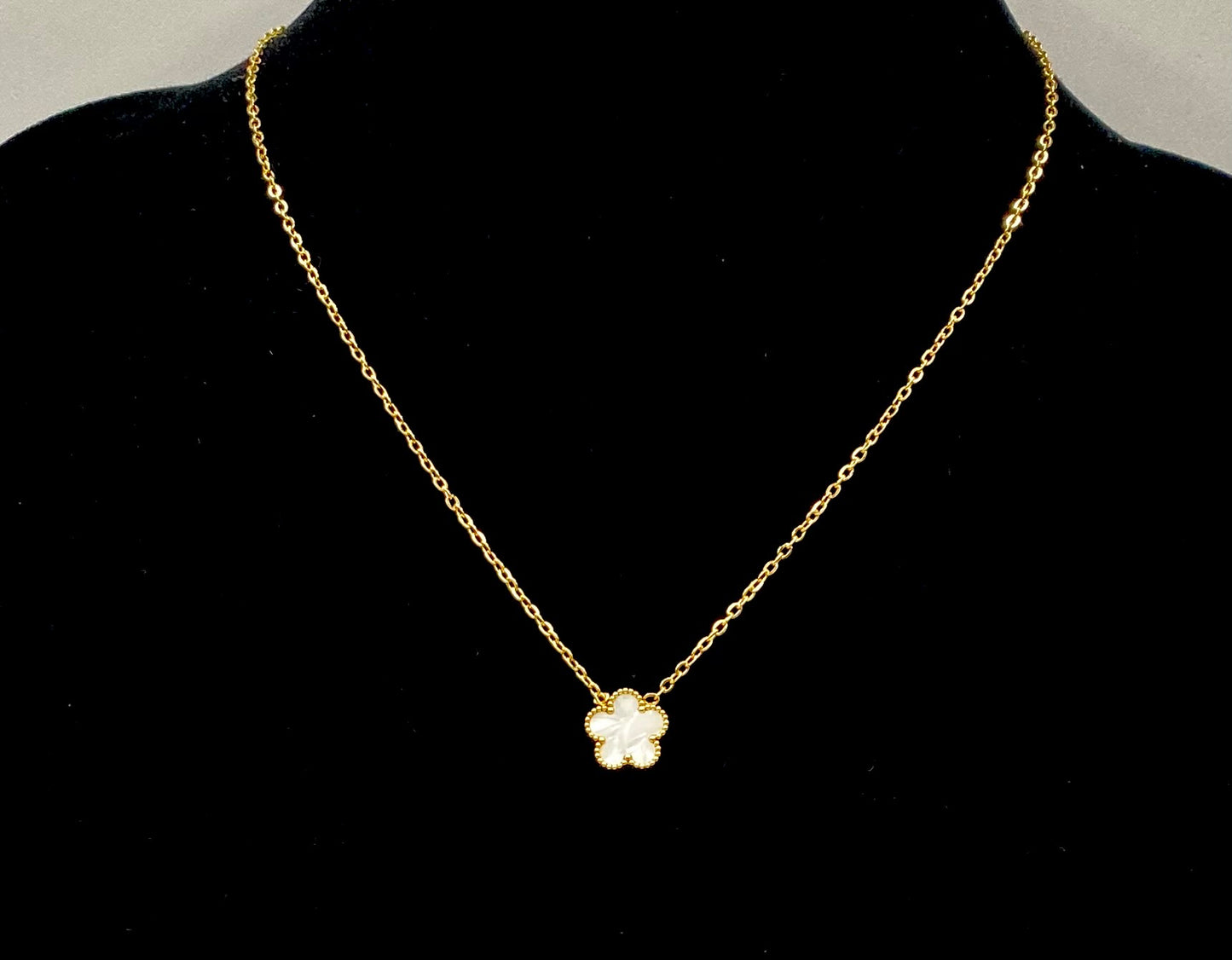 Adjustable golden stainless steel necklace with 8 mm white clover charm