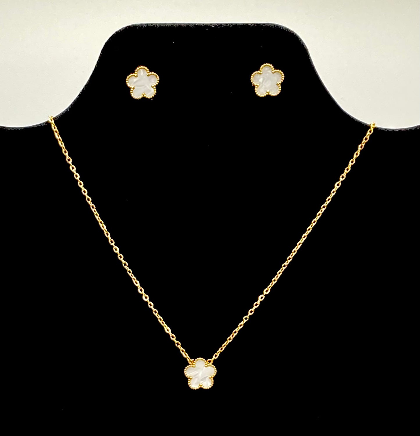 Adjustable golden stainless steel necklace with 8 mm white clover charm