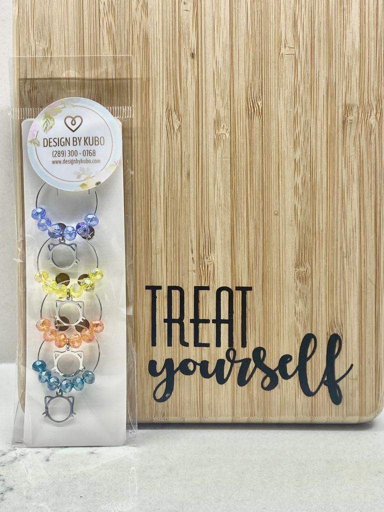 Wine glass charm set (4 units) of colored cat face charms