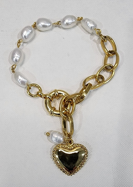 Adjustable gold plated bracelet with white freshwater pearls and heart charm