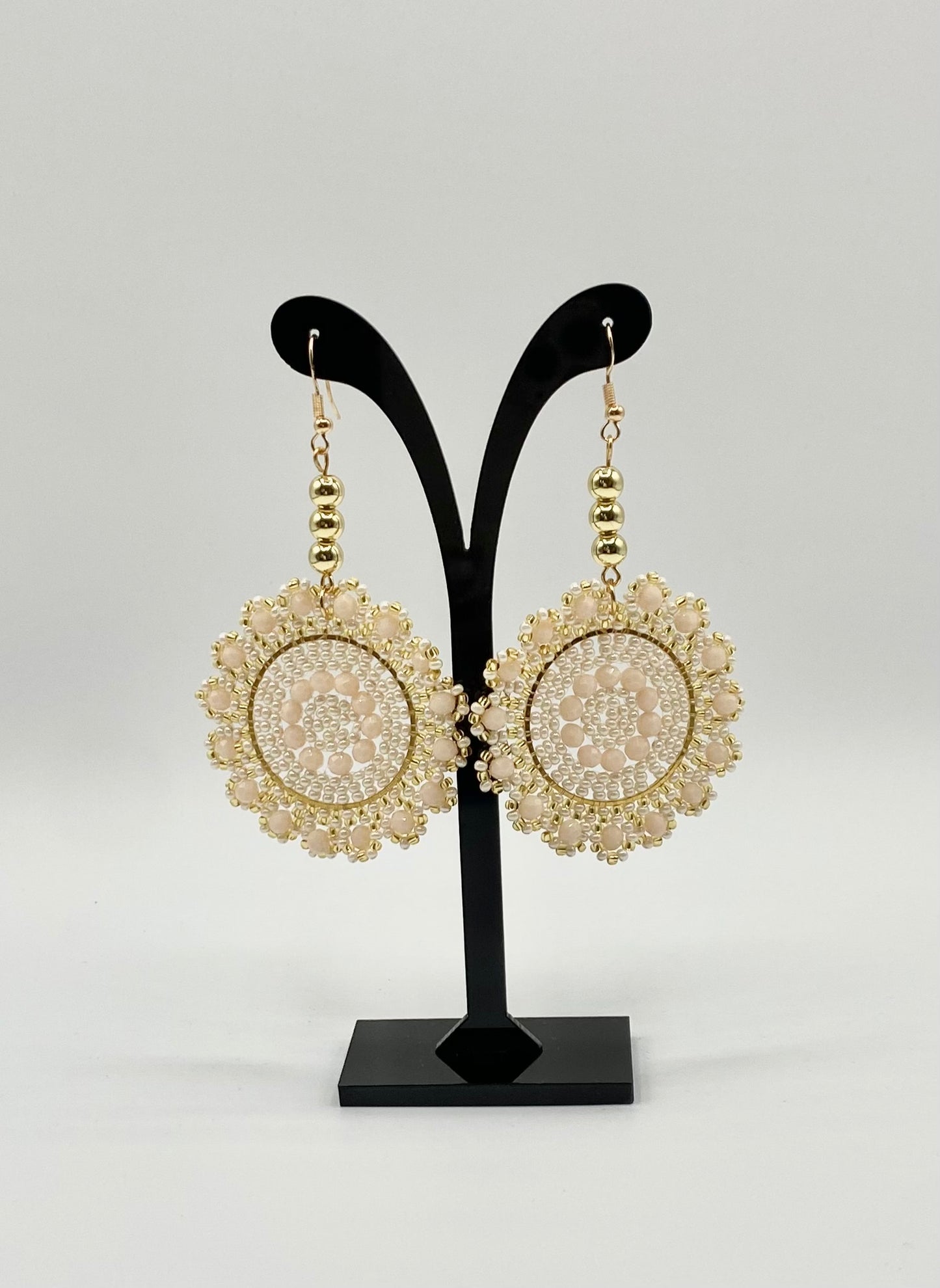 Round earrings with 3 gold plated beads