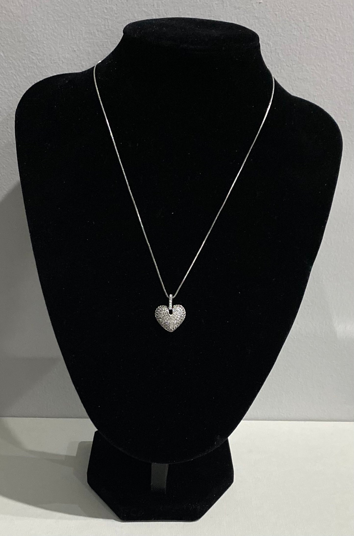 Rhodium adjustable necklace with zirconia rhodium heart charm