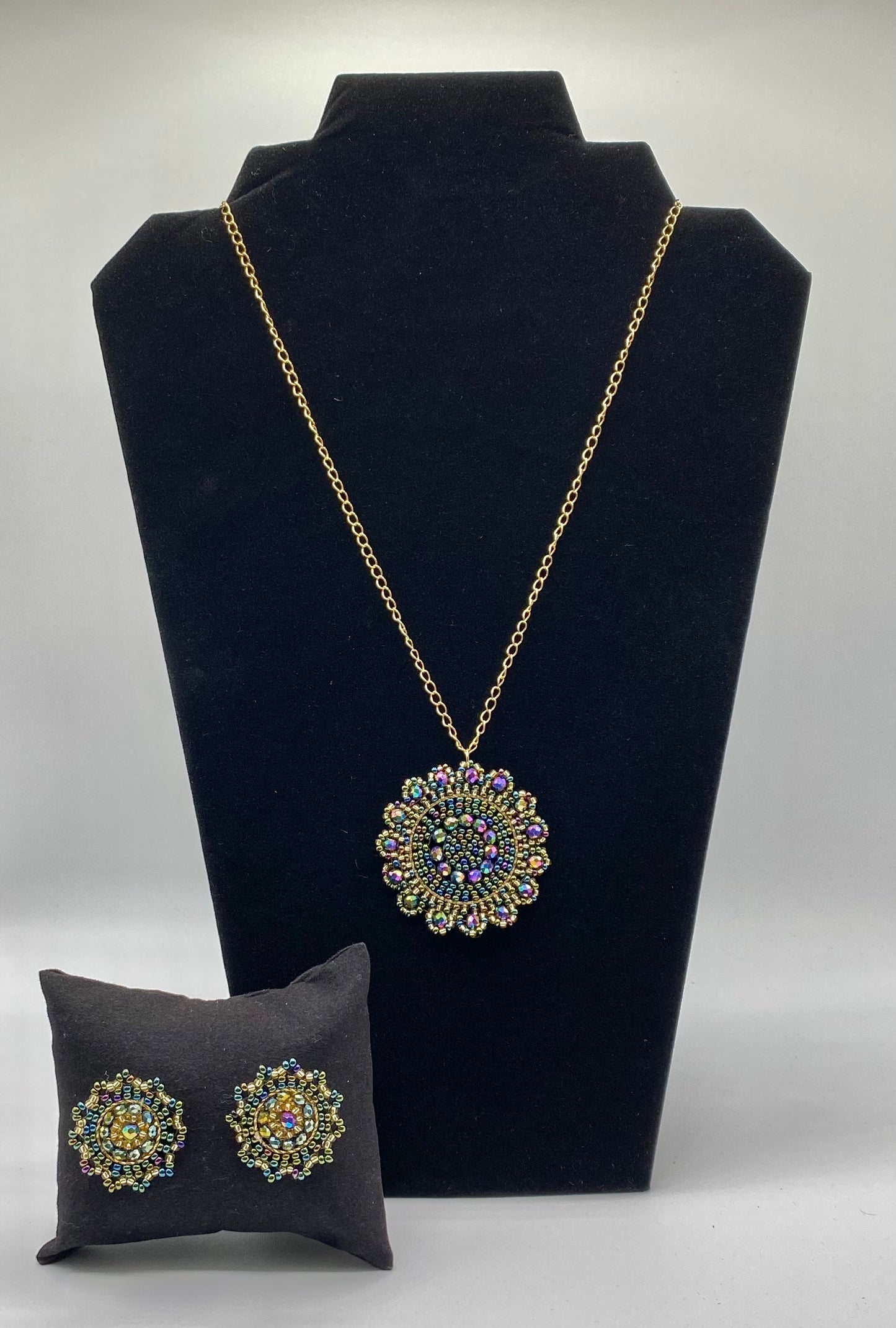 Round hand made earrings and gold plated necklace set with beads